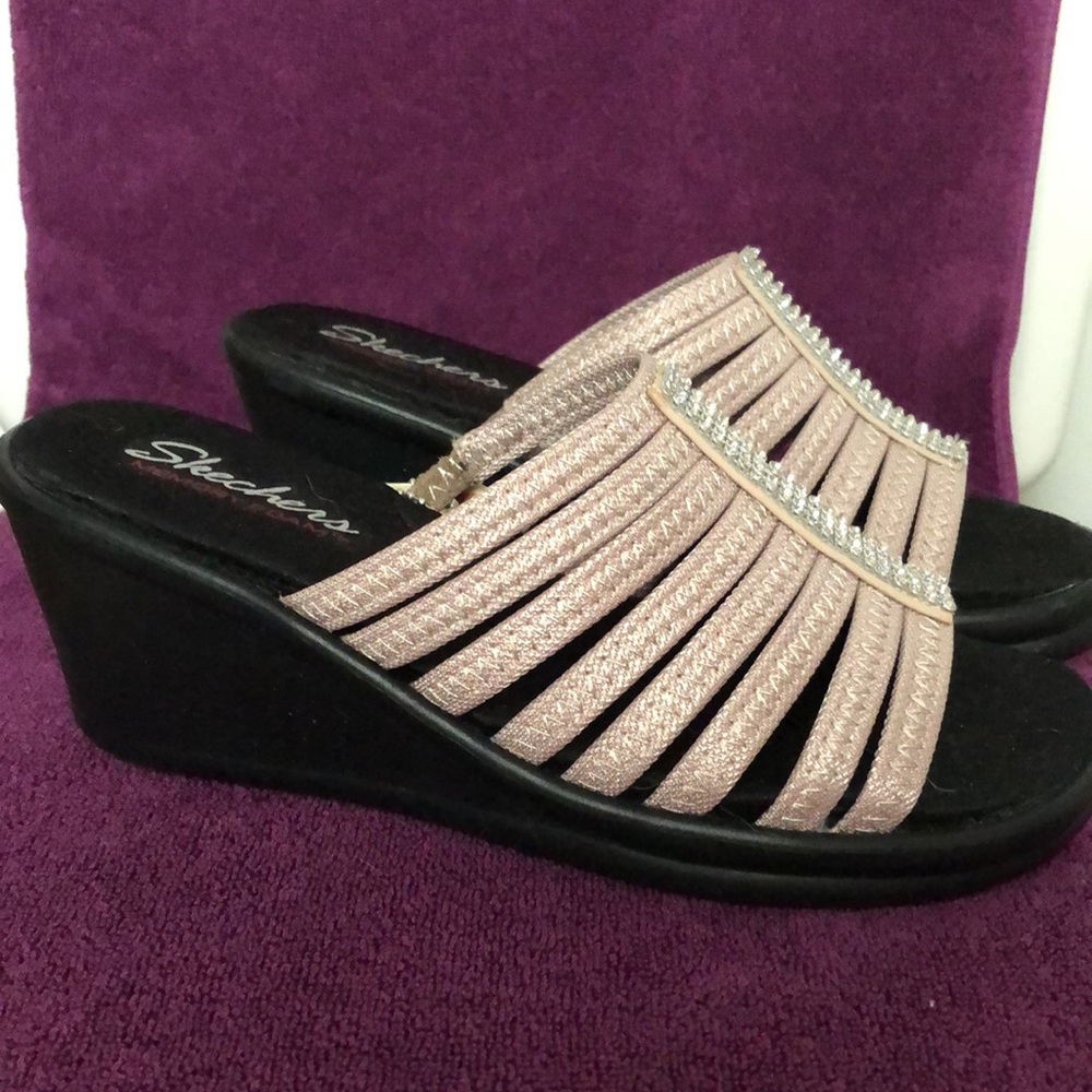NWT SKECHERS SANDALS IN TAUPE, SIZE 8. VERY COMFORTABLE “MEMORY FOAM” INSOLE.